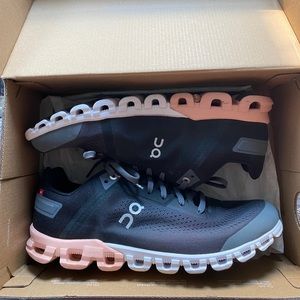 Women’s On Cloud Cloudflow Running Shoe Size 9